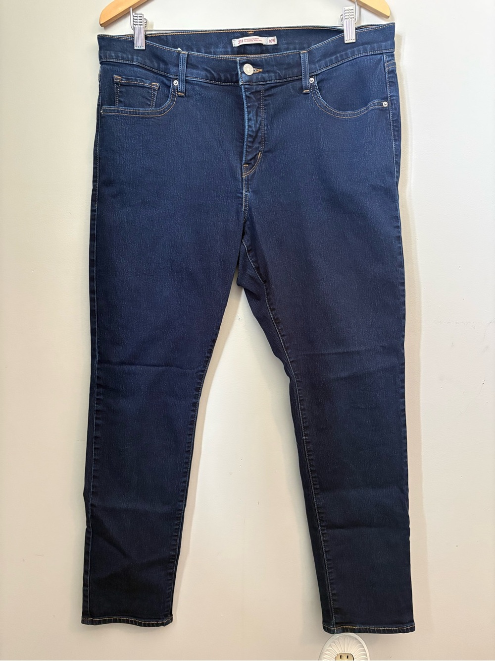 Levi’s 311 Shaping Skinny Jeans Dark Wash women’s Sz 16W.
